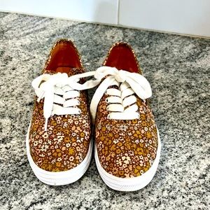 Women’s size 7 floral shoe